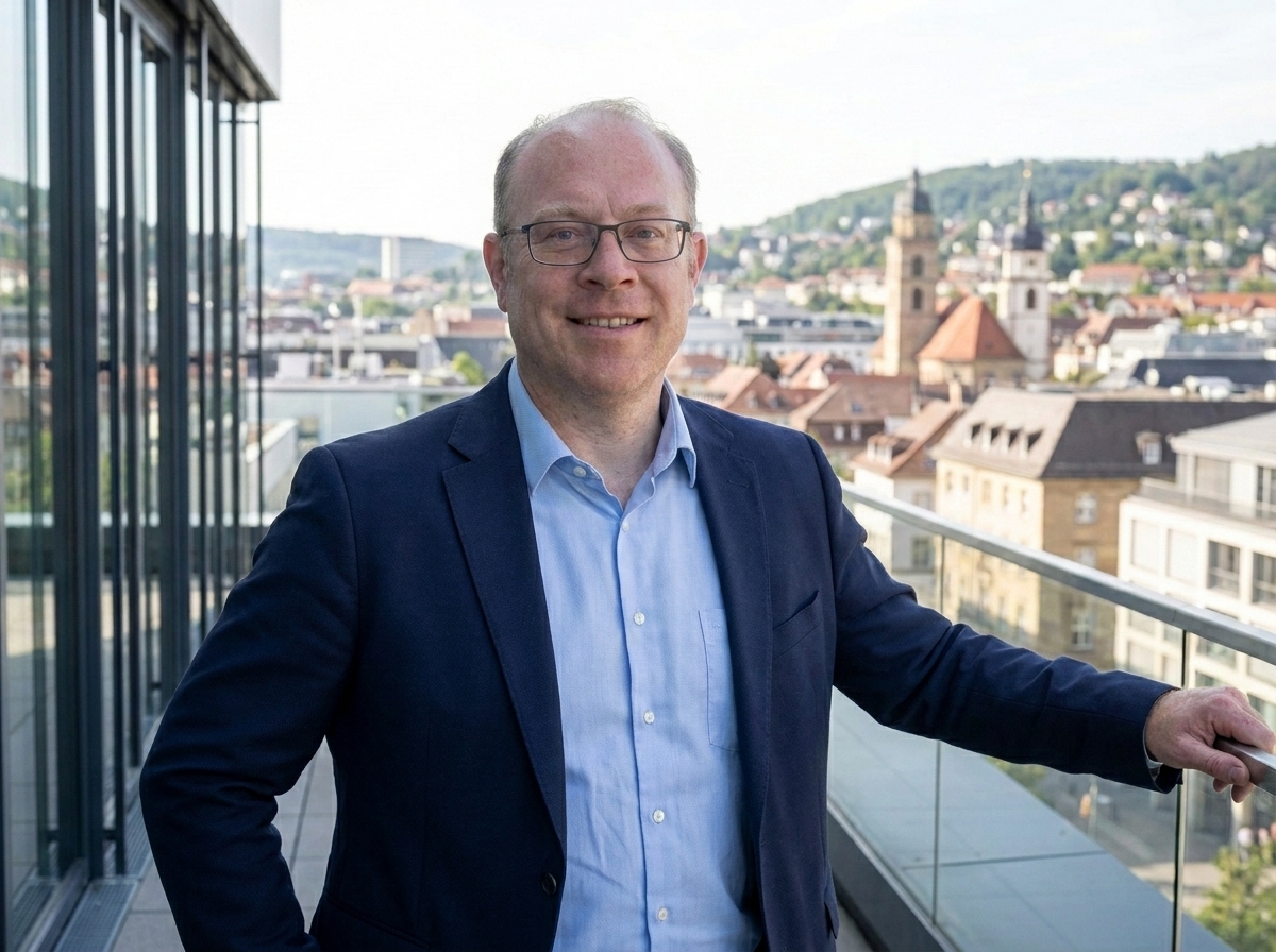 David Rudolph, Gründer Die KI SEO Agentur, vor der Stuttgarter Skyline